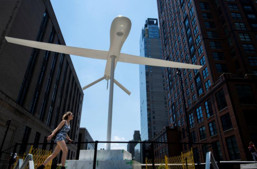ΗΠΑ: Αναστάτωση προκαλεί το τεράστιο λευκό γλυπτό που αναπαριστά drone στο κέντρο της Νέας Υόρκης - Δείτε βίντεο