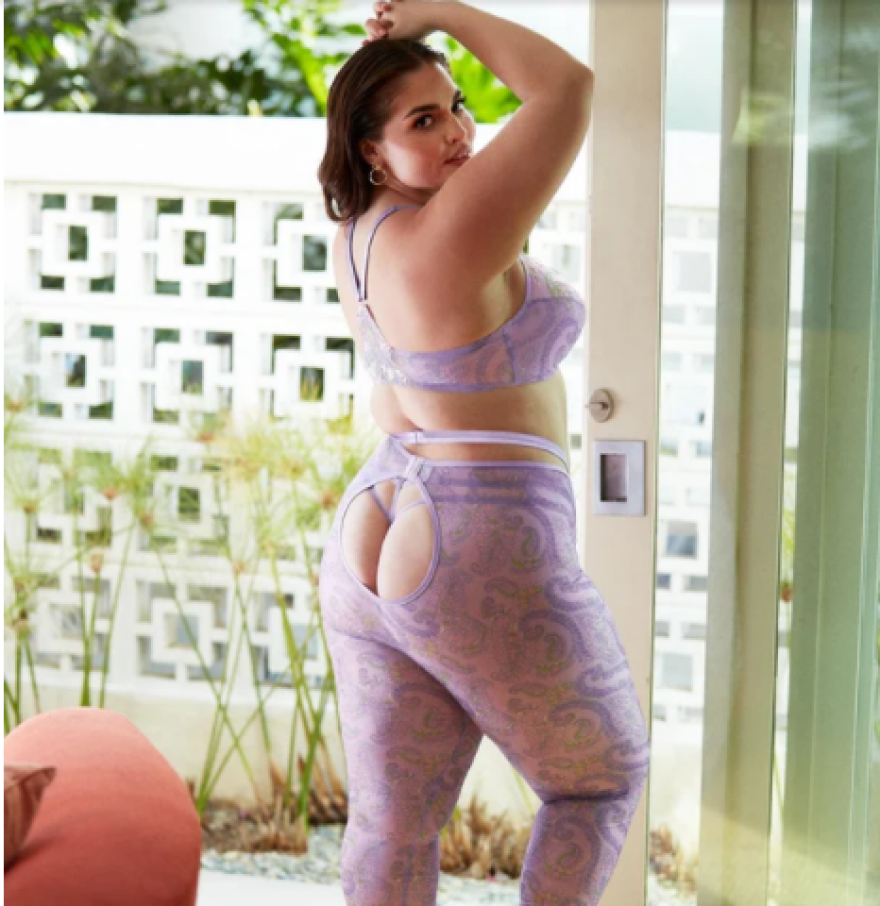 Εκκεντρικό κολάν από τη συλλογή της Ριάνα αποκαλύπτει την... πίσω όψη και διχάζει τους φαν - Δείτε φωτογραφίες