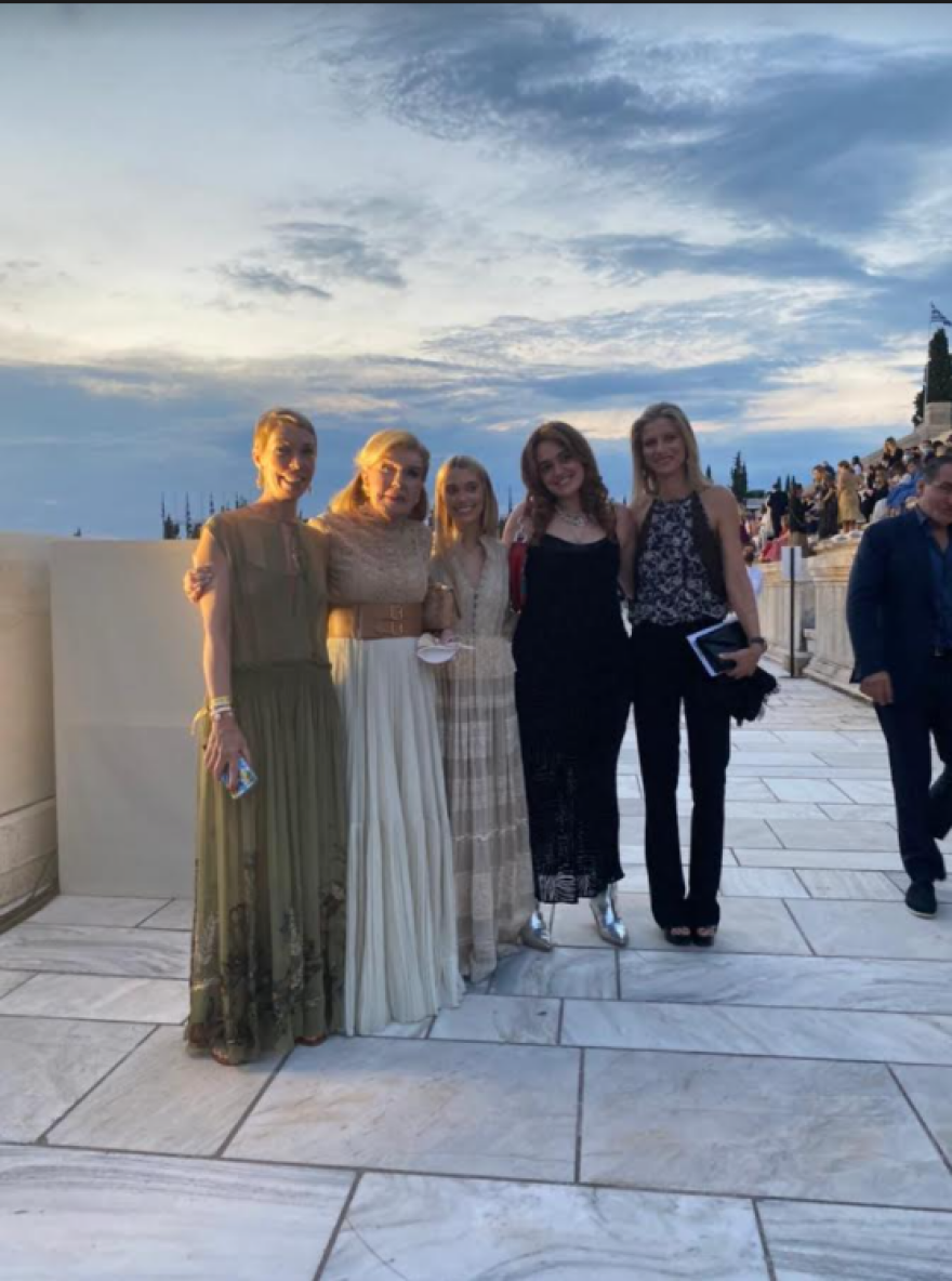 Επίδειξη Dior: Οι αριστοκρατικές εμφανίσεις των Μαριάννας Βαρδινογιάννη - Μαρέβας Μητσοτάκη-Γκραμπόφσκι