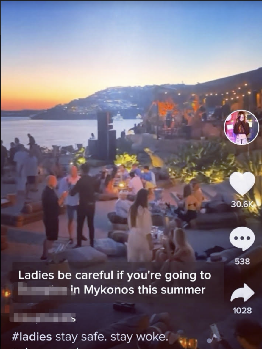 Μύκονος: Άραβας έριχνε λευκή σκόνη στα ποτά τουριστριών - Τον εντόπισαν και τον έβγαλαν «σηκωτό» από beach bar