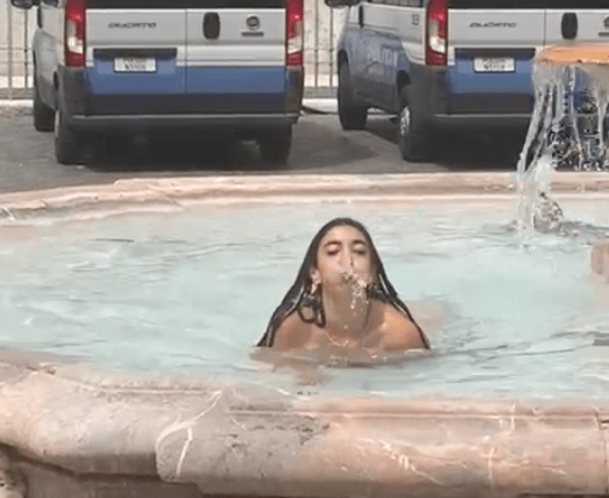 Ρώμη: Πέταξε τα ρούχα της κι έπεσε να δροσιστεί στο σιντριβάνι δίπλα στην ιταλική Βουλή