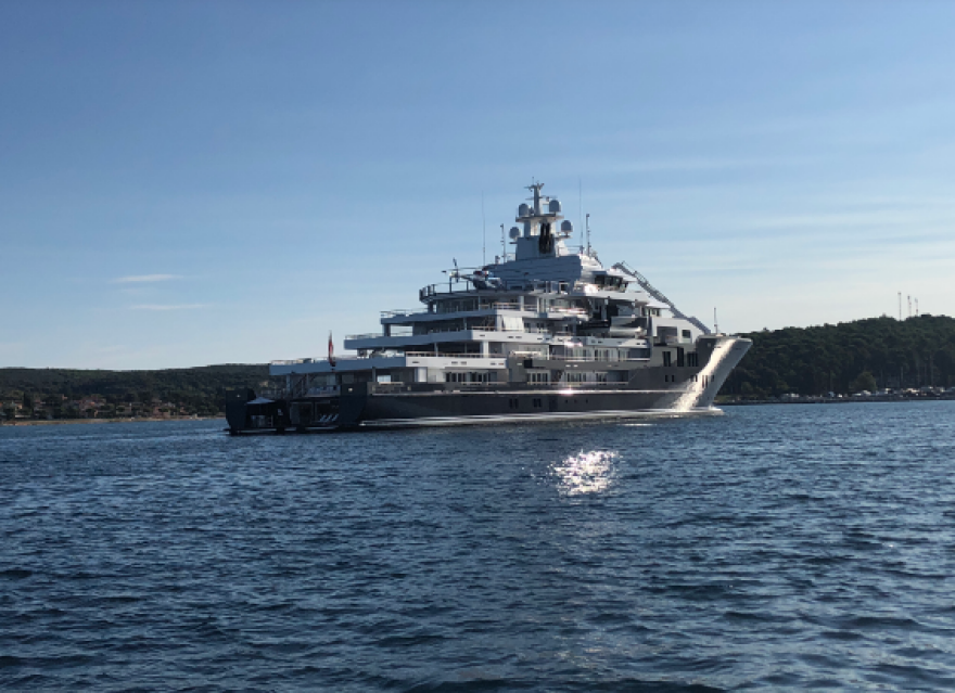 Αδέρφια Ρίτσι: Χλιδάτες διακοπές στη Μύκονο με γιοτ αξίας 150 εκατ. δολαρίων - Δείτε φωτογραφίες