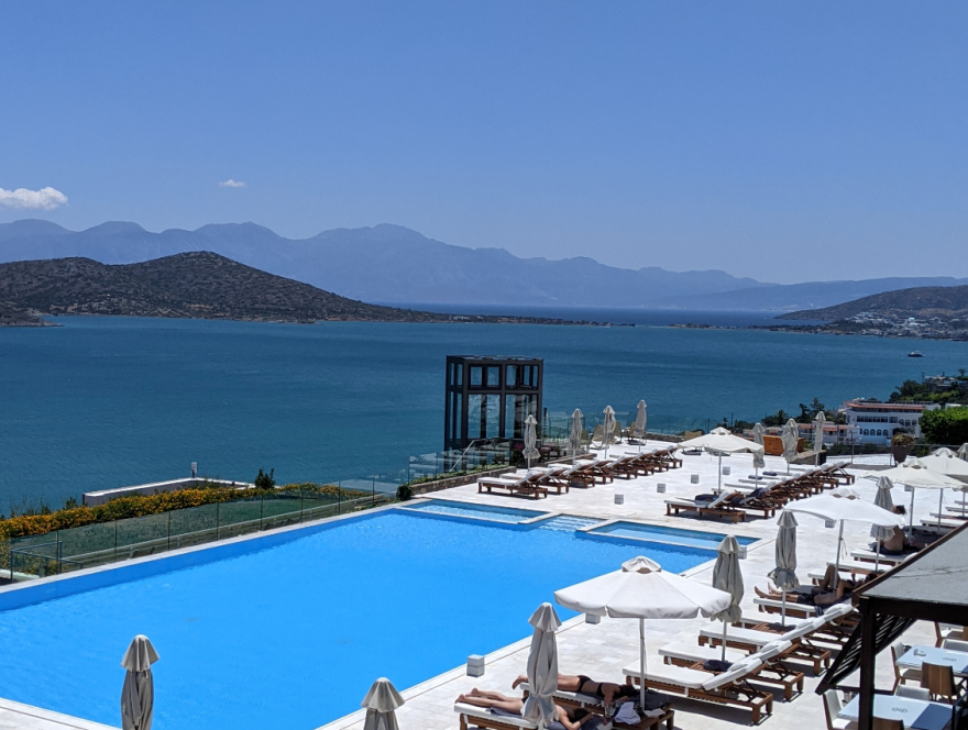 Κρητικό γλέντι με «αντικριστό», παραδοσιακές φορεσιές και επώνυμες παρουσίες - Ποιοι έδωσαν το παρών