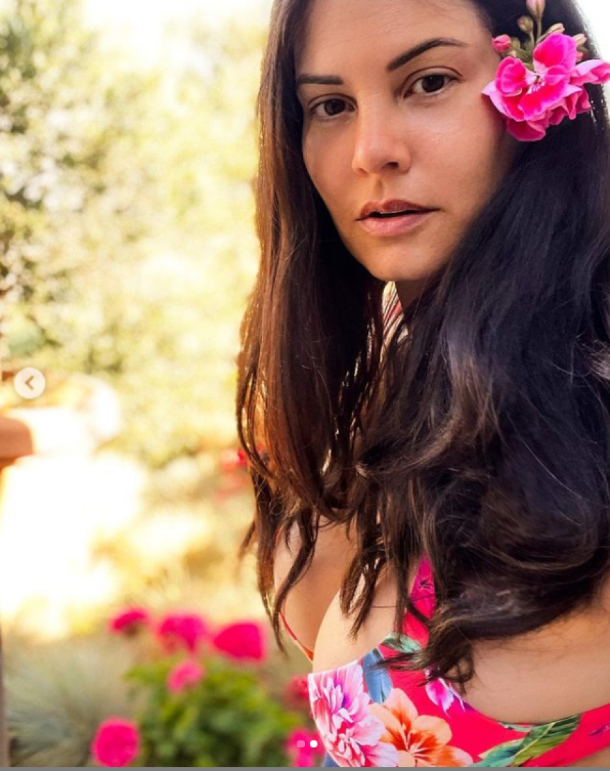 Μαρία Κορινθίου: Ποζάρει με φλοράλ μικροσκοπικό μπικίνι - Φωτογραφίες