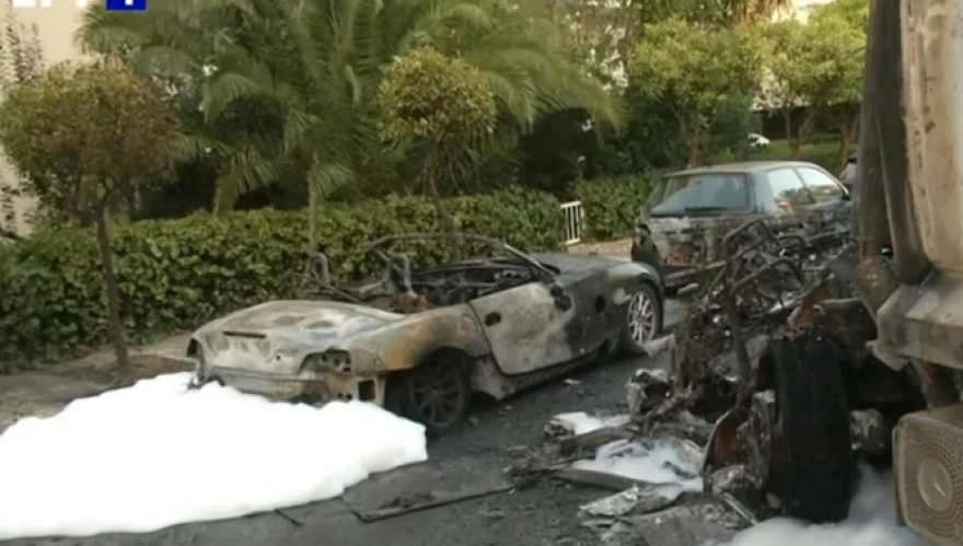 Καβούρι: Σύγκρουση απορριμματοφόρου με ταξί – Εκρήξεις και φωτιά