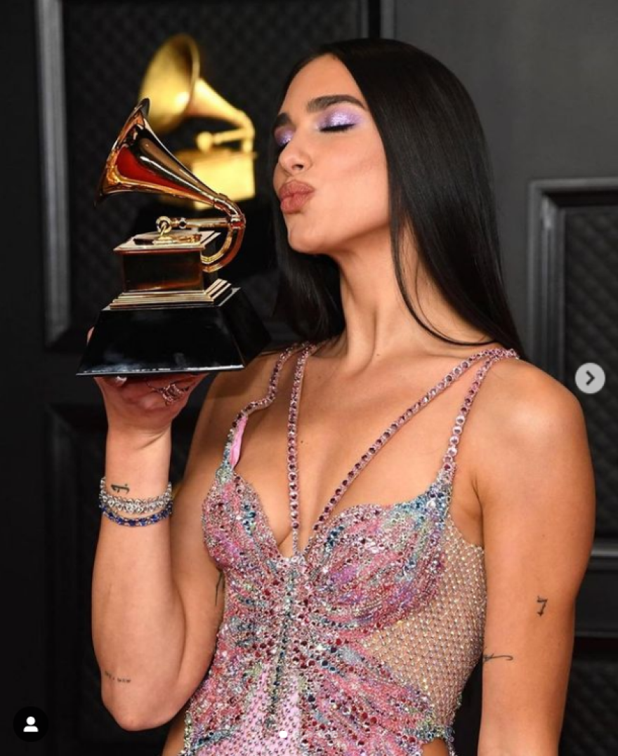 H Dua Lipa είναι το νέο κορίτσι του οίκου Versace - Φωτογραφίες