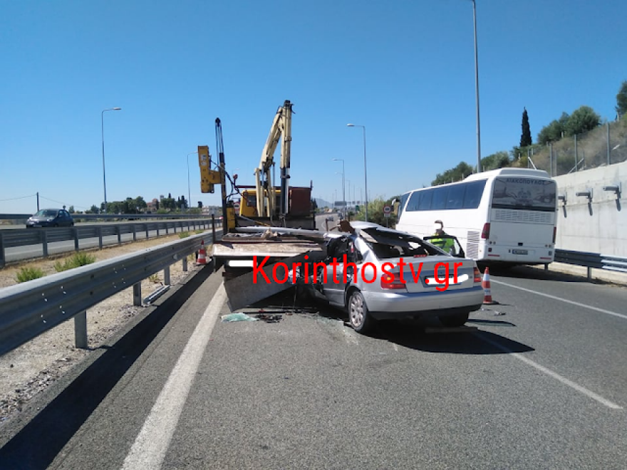 Κιάτο: Σοκαριστικό τροχαίο με αυτοκίνητο «καρφωμένο» σε φορτηγό - Βίντεο και φωτογραφίες