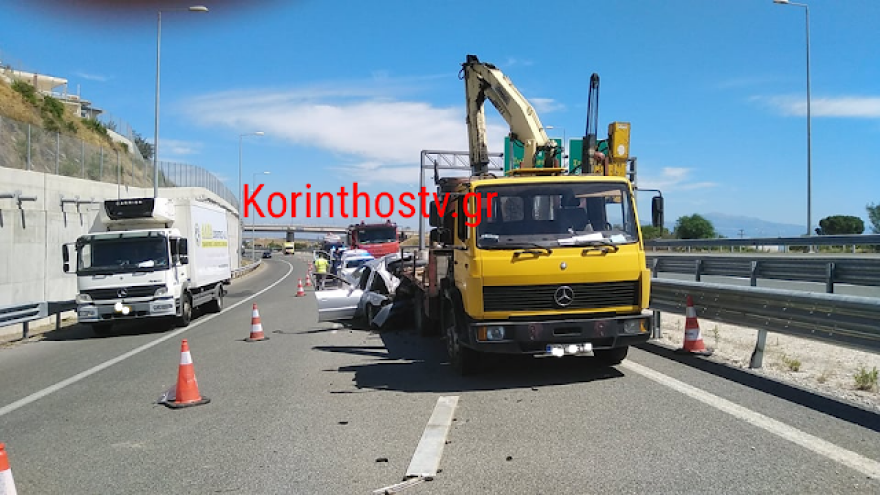 Κιάτο: Σοκαριστικό τροχαίο με αυτοκίνητο «καρφωμένο» σε φορτηγό - Βίντεο και φωτογραφίες