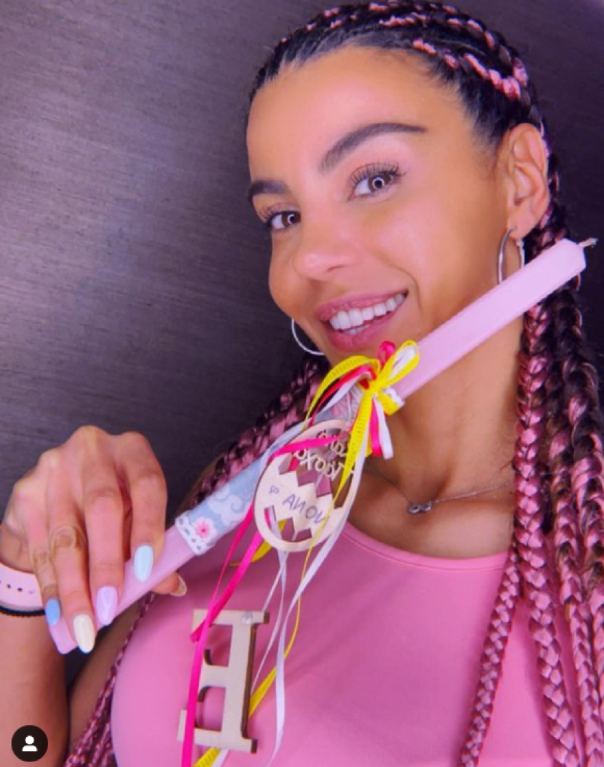 Αλέξανδρος Πασχαλάκης: Mε μπλε πλεξιδάκια στα μαλλιά - «Ζήλεψε» την Ειρήνη Παπαδοπούλου που είχε κάνει ροζ