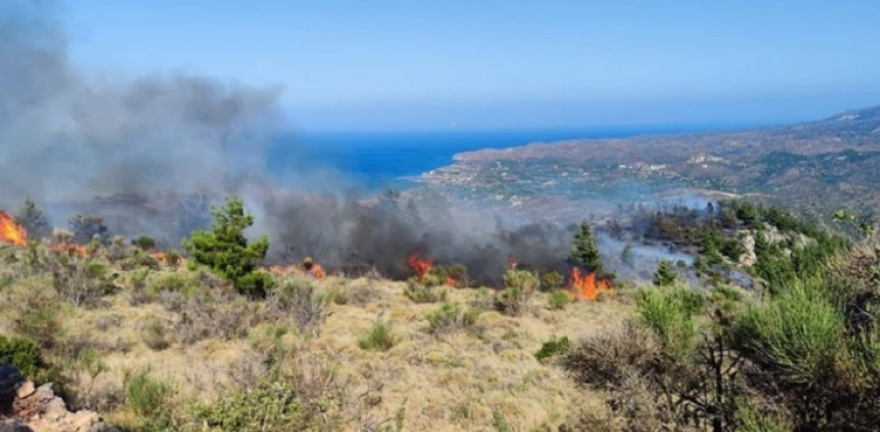 Φωτιά στη Χίο: Εκκενώθηκαν προληπτικά 3 χωριά - Στη μάχη της κατάσβεσης και το ρωσικό θηρίο Beriev (Βίντεο)