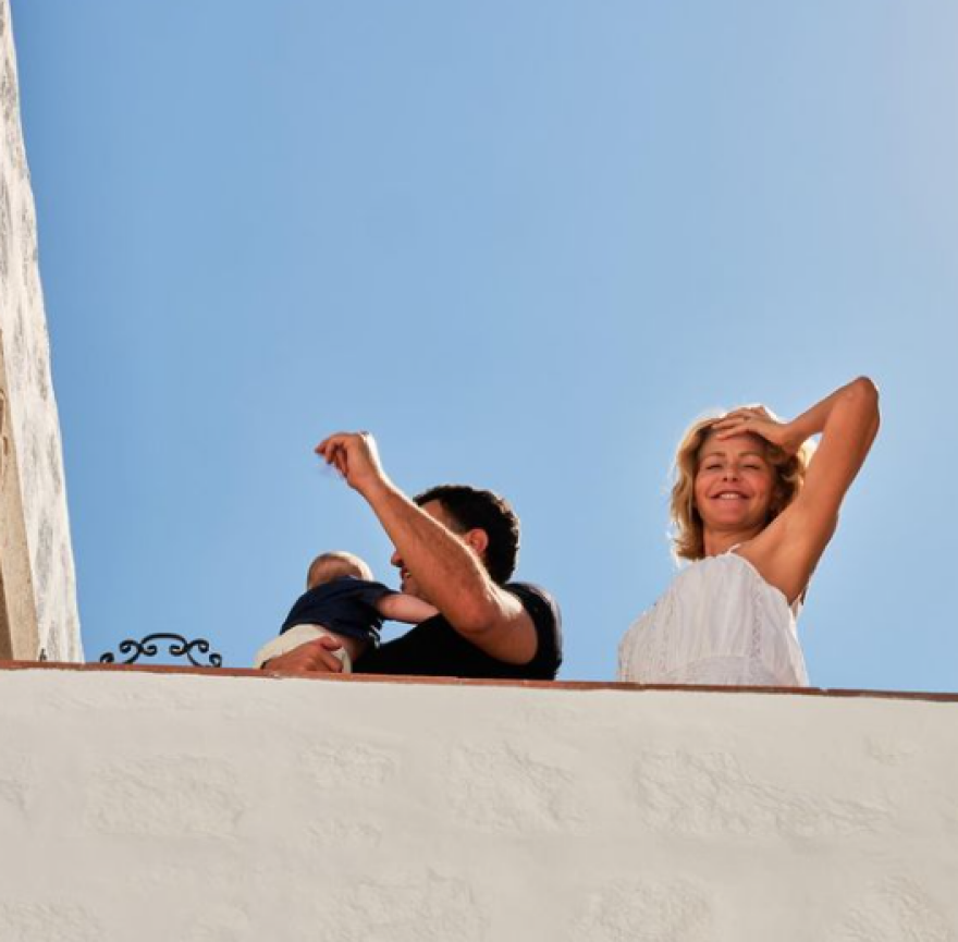 Βασίλης Κικίλιας και Τζένη Μπαλατσινού βάφτισαν το γιο τους στην Πάτμο - Δείτε φωτογραφίες