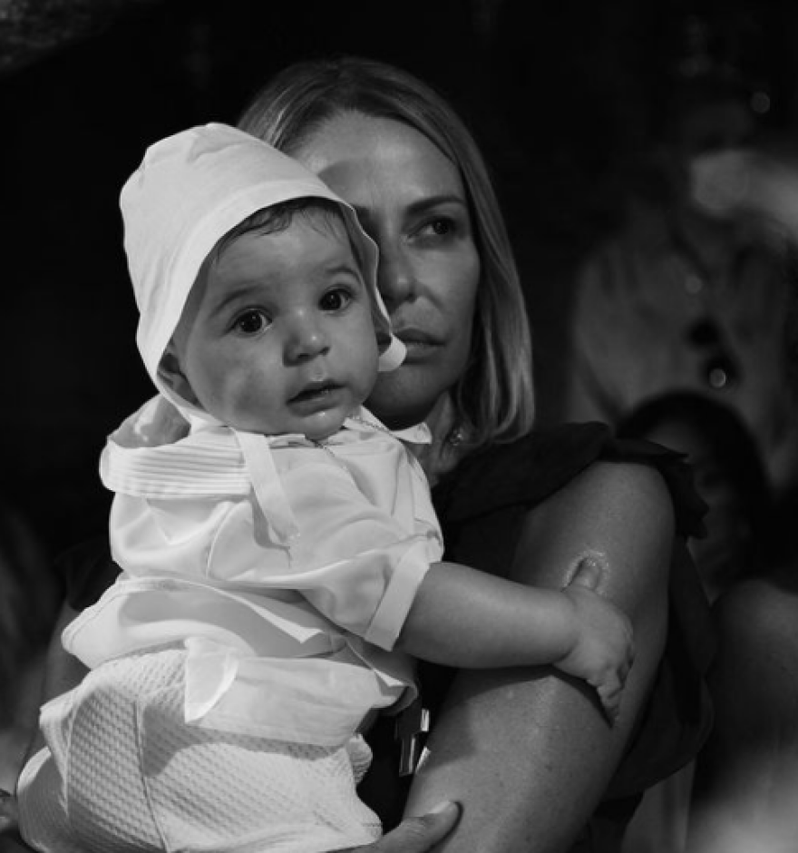 Βασίλης Κικίλιας και Τζένη Μπαλατσινού βάφτισαν το γιο τους στην Πάτμο - Δείτε φωτογραφίες