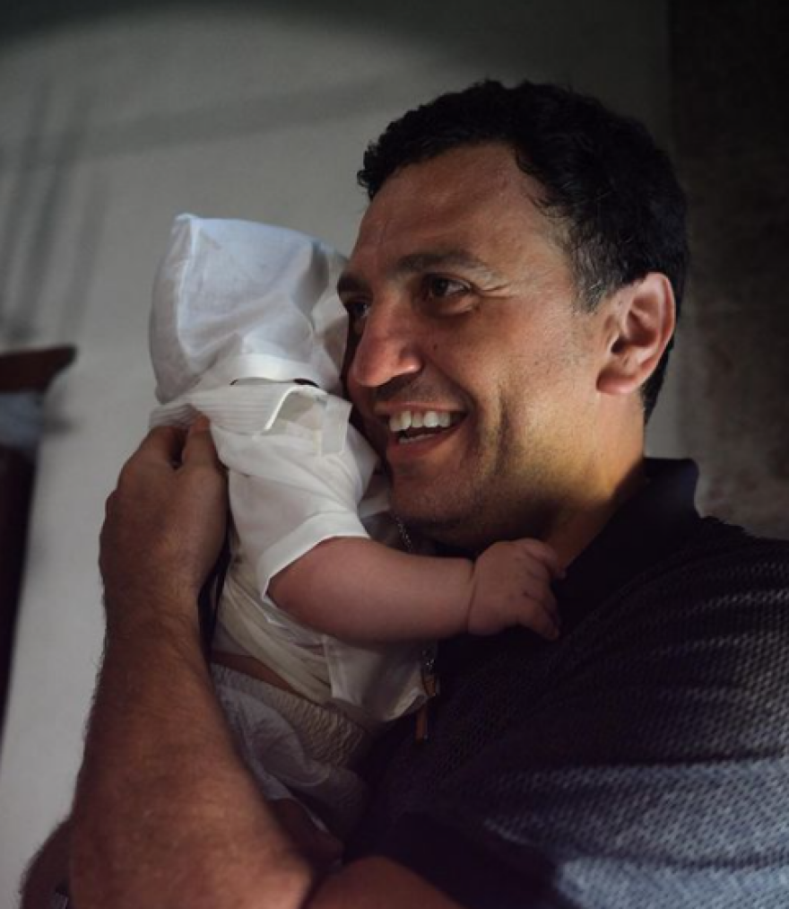 Βασίλης Κικίλιας και Τζένη Μπαλατσινού βάφτισαν το γιο τους στην Πάτμο - Δείτε φωτογραφίες