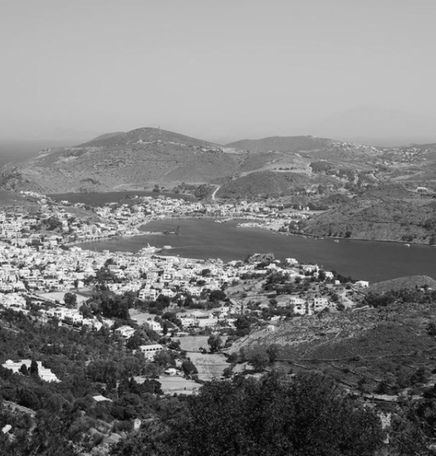 Βασίλης Κικίλιας και Τζένη Μπαλατσινού βάφτισαν το γιο τους στην Πάτμο - Δείτε φωτογραφίες