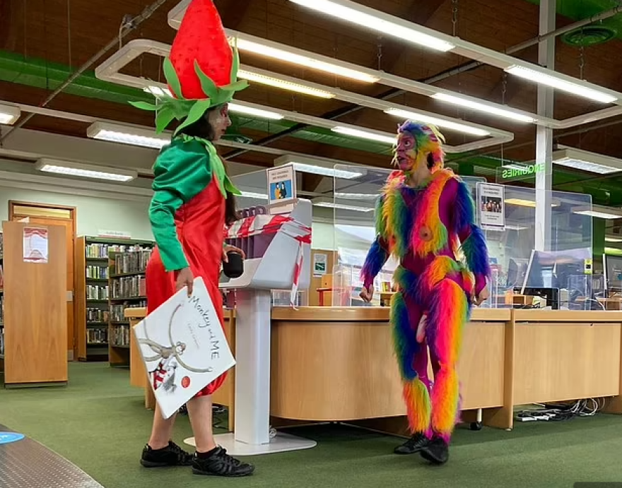 Βρετανία: Σάλος από εμφάνιση ηθοποιού με πολύχρωμο κοστούμι πιθήκου και ψεύτικο ανδρικό μόριο σε... εκδήλωση για παιδιά!