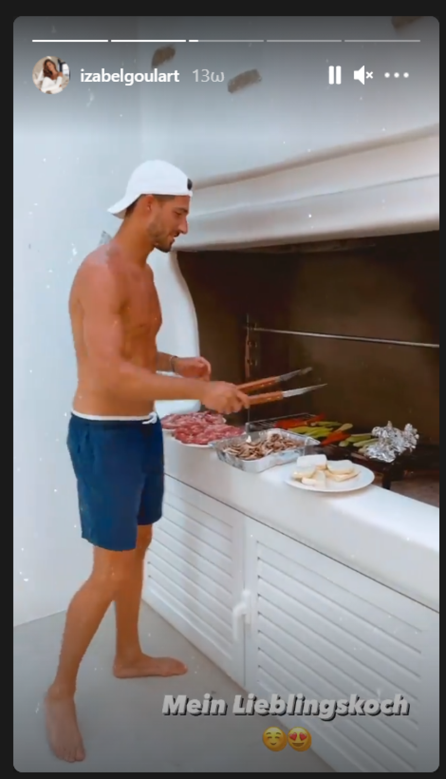 Ιζαμπέλ Γκουλάρτ: Αγνώριστη και άβαφη πήγε για κρέπα στη Μύκονο 