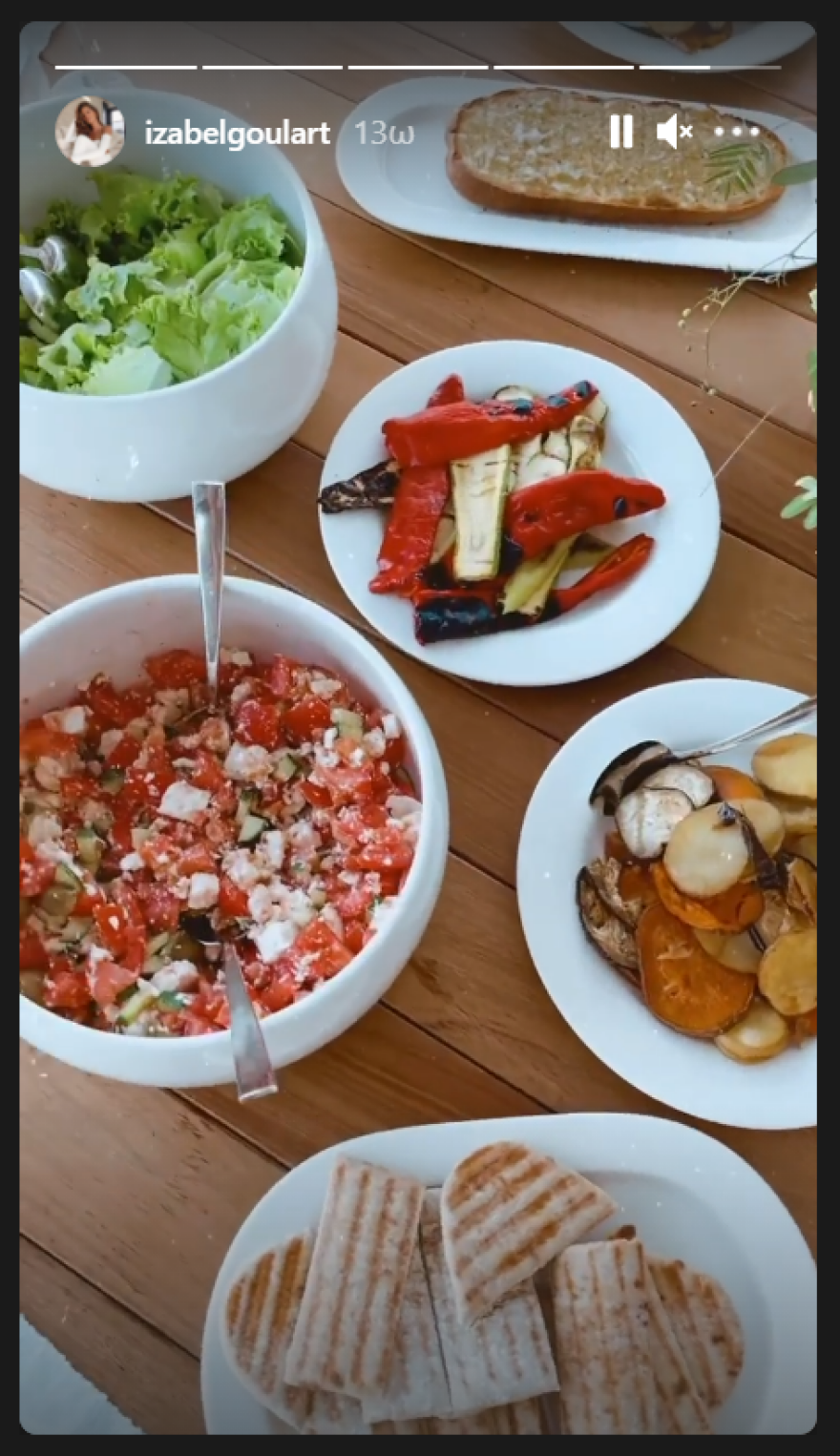 Ιζαμπέλ Γκουλάρτ: Αγνώριστη και άβαφη πήγε για κρέπα στη Μύκονο 