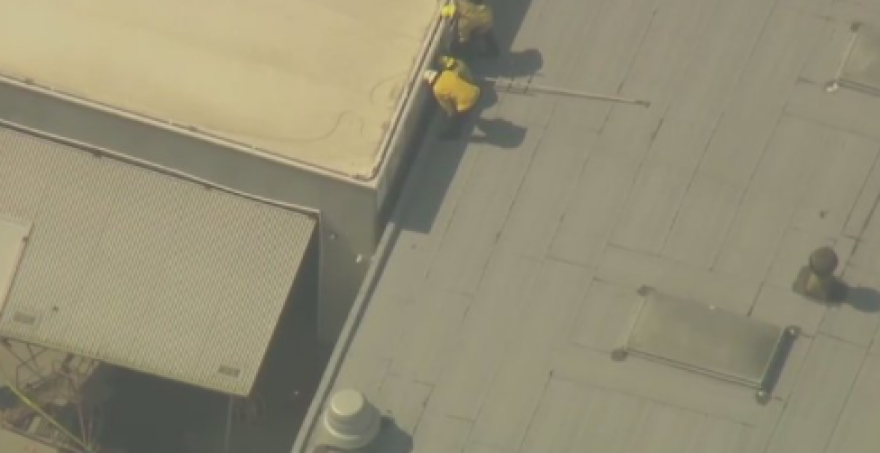 Καλιφόρνια: Μυστήριο με γυμνή γυναίκα που «σφήνωσε» ανάμεσα σε δύο κτίρια - Δείτε βίντεο