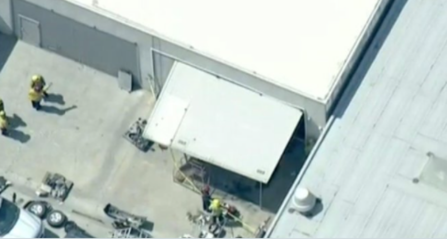 Καλιφόρνια: Μυστήριο με γυμνή γυναίκα που «σφήνωσε» ανάμεσα σε δύο κτίρια - Δείτε βίντεο