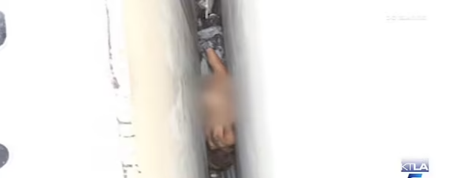 Καλιφόρνια: Μυστήριο με γυμνή γυναίκα που «σφήνωσε» ανάμεσα σε δύο κτίρια - Δείτε βίντεο