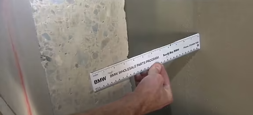 Καλιφόρνια: Μυστήριο με γυμνή γυναίκα που «σφήνωσε» ανάμεσα σε δύο κτίρια - Δείτε βίντεο