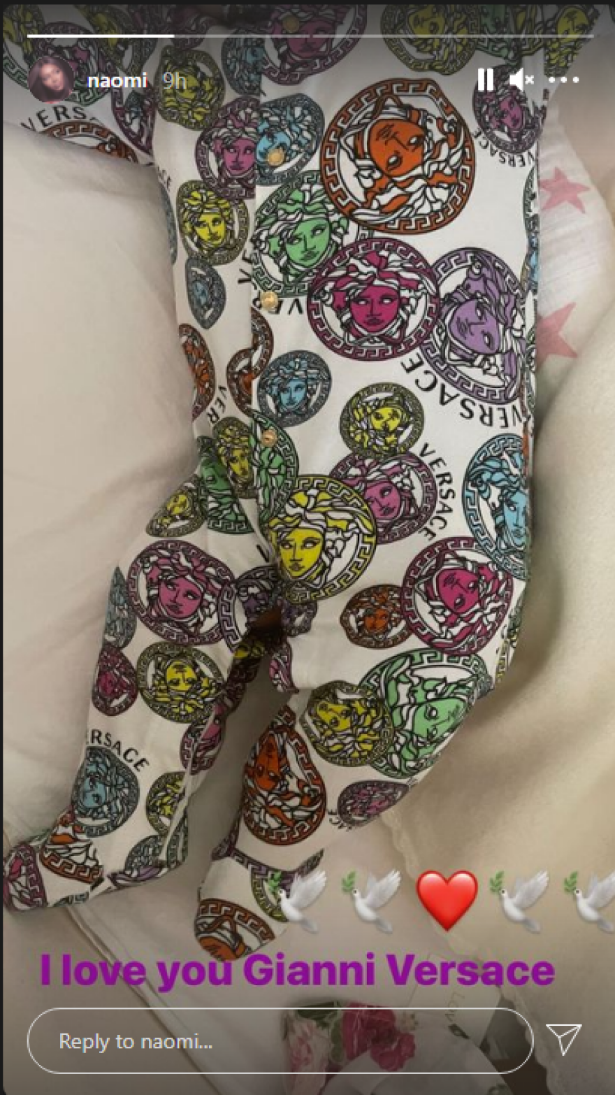 Ναόμι Κάμπελ: Τιμά την μνήμη του Τζιάνι Βερσάτσε με μία φωτογραφία της νεογέννητης κόρης της