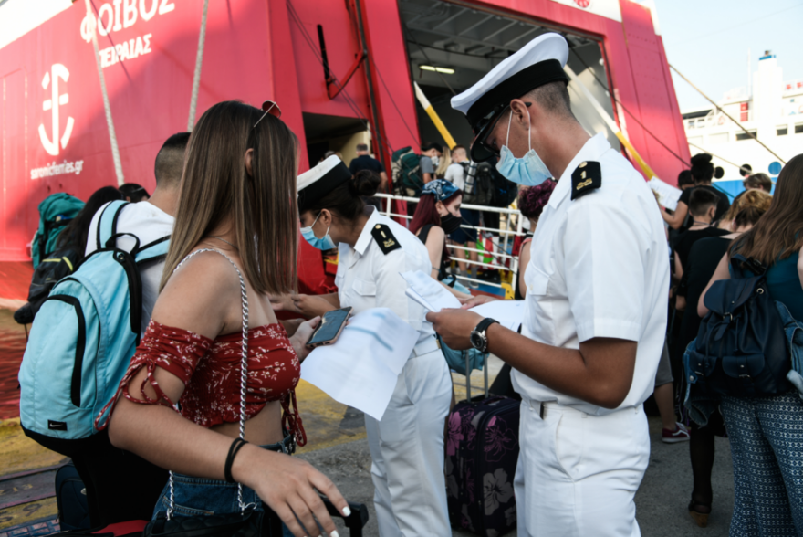 Μετακινήσεις - Νέα μέτρα: Πώς ταξιδεύουμε στα νησιά  - Με μεγάλη πληρότητα αναχωρούν τα πλοία από τον Πειραιά