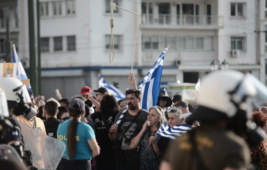 Επεισόδια στη συγκέντρωση των αρνητών του εμβολίου στο Σύνταγμα - Χωρίς μάσκες και αποστάσεις, αλλά με... σταυρούς