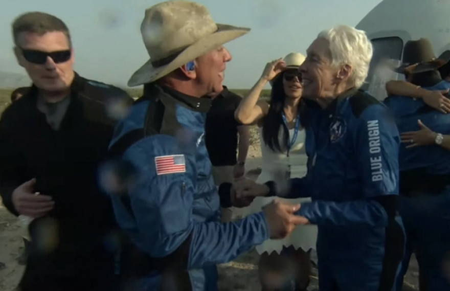 Τζεφ Μπέζος: «Το ταξίδι στο διάστημα δεν ήταν και τόσο... διαστημικό», λέει η 82χρονη που πέταξε μαζί του