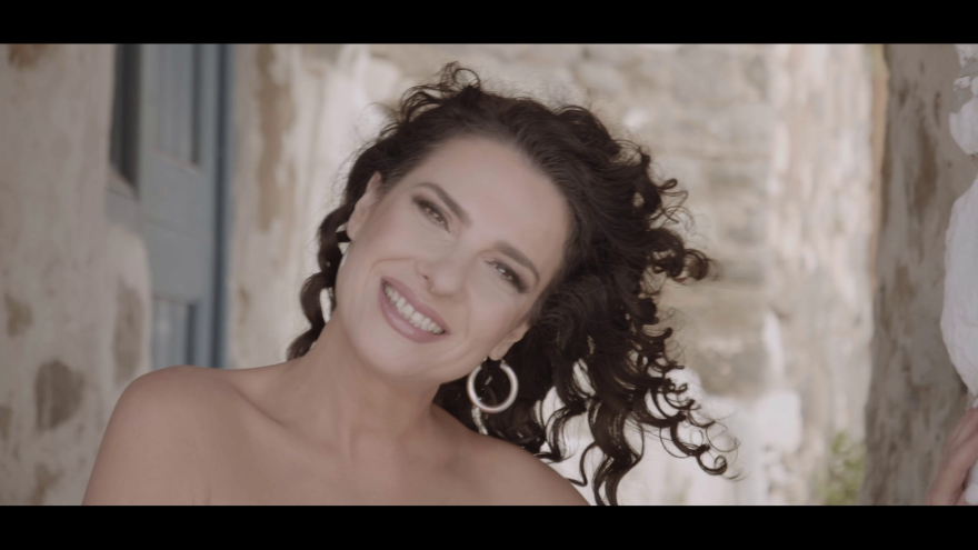 Η Κλεονίκη Δεμίρη τραγουδάει «Για Πάντα Καλοκαίρι» από την πανέμορφη Σέριφο