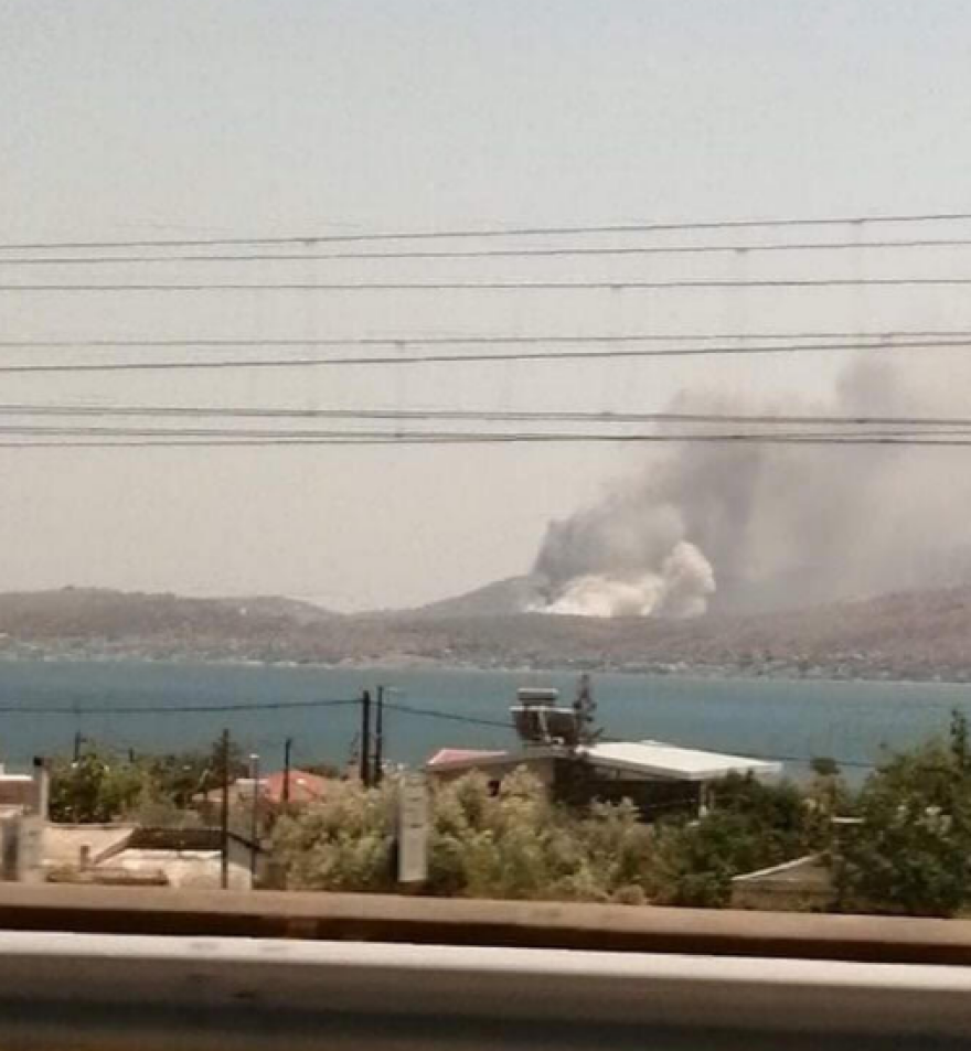 Σαλαμίνα: Φωτιά κοντά σε σπίτια στην περιοχή Άγιος Νικόλαος