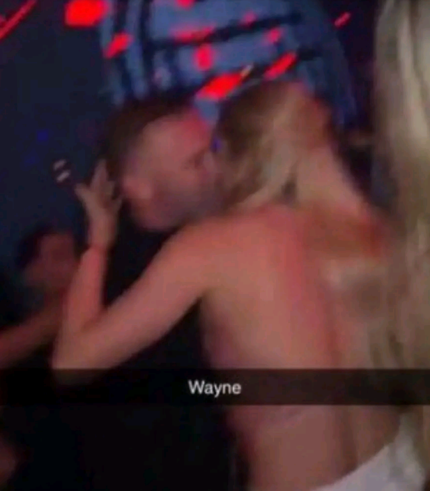 Γουέιν Ρούνεϊ: Η σύζυγος του βιώνει τον διασυρμό από την... παραλία - Δείτε φωτογραφίες