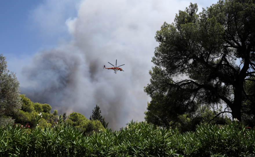 Φωτιά τώρα στη Βαρυμπόμπη: Πού έχει διακοπεί η κυκλοφορία