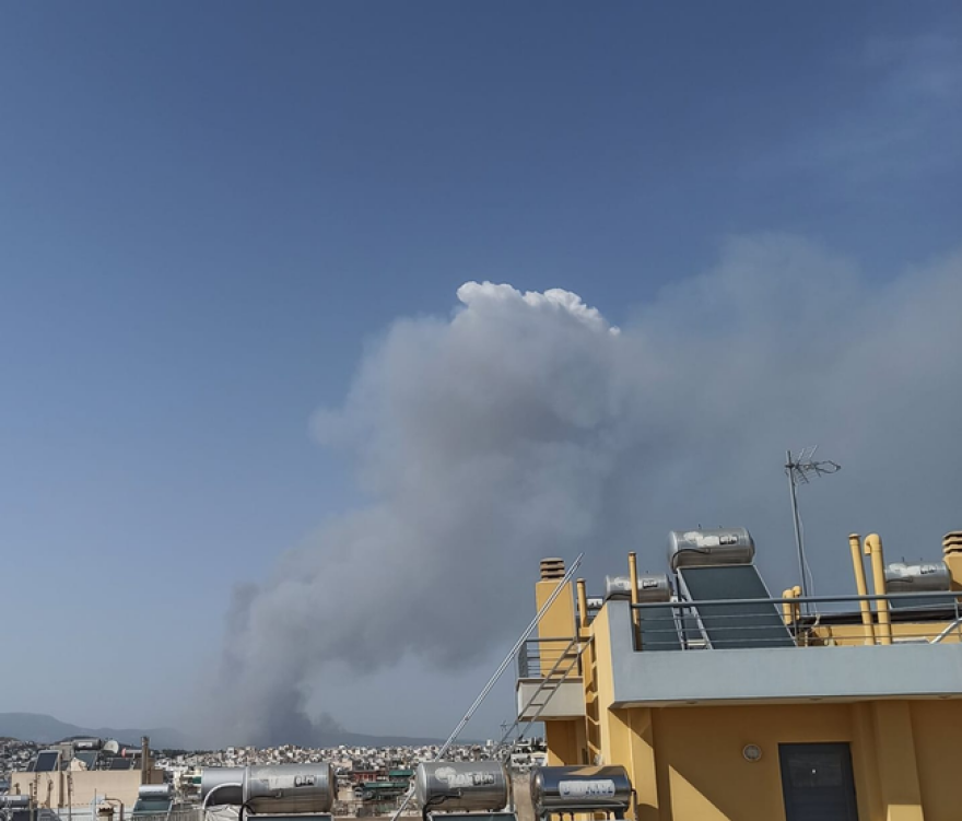 Meteo: Πώς η φωτιά στη Βαρυμπόμπη «εκτόξευσε» τη θερμοκρασία και δημιούργησε τον δικό της καιρό