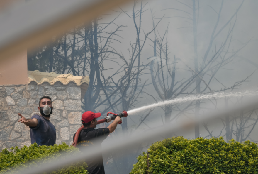 Φωτιές: Το σχέδιο του Μαξίμου για την αντιμετώπιση των πυρκαγιών και οι... πόρτα-πόρτα εκκενώσεις 