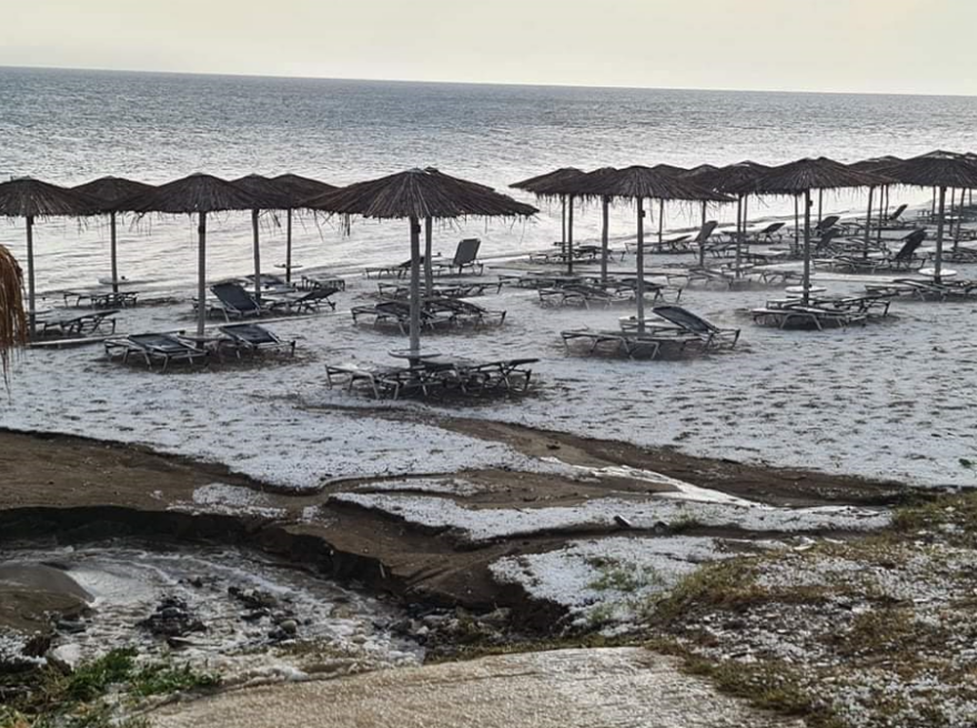 Η μισή Ελλάδα φλέγεται και στον Έβρο έριξε… χαλάζι! - Δείτε βίντεο