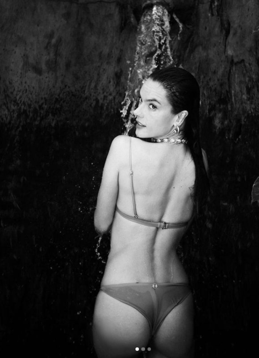 Αλεσάντρα Αμπρόσιο: Σε... ασπρόμαυρο φόντο οι νέες σέξι φωτογραφίες της στο Instagram