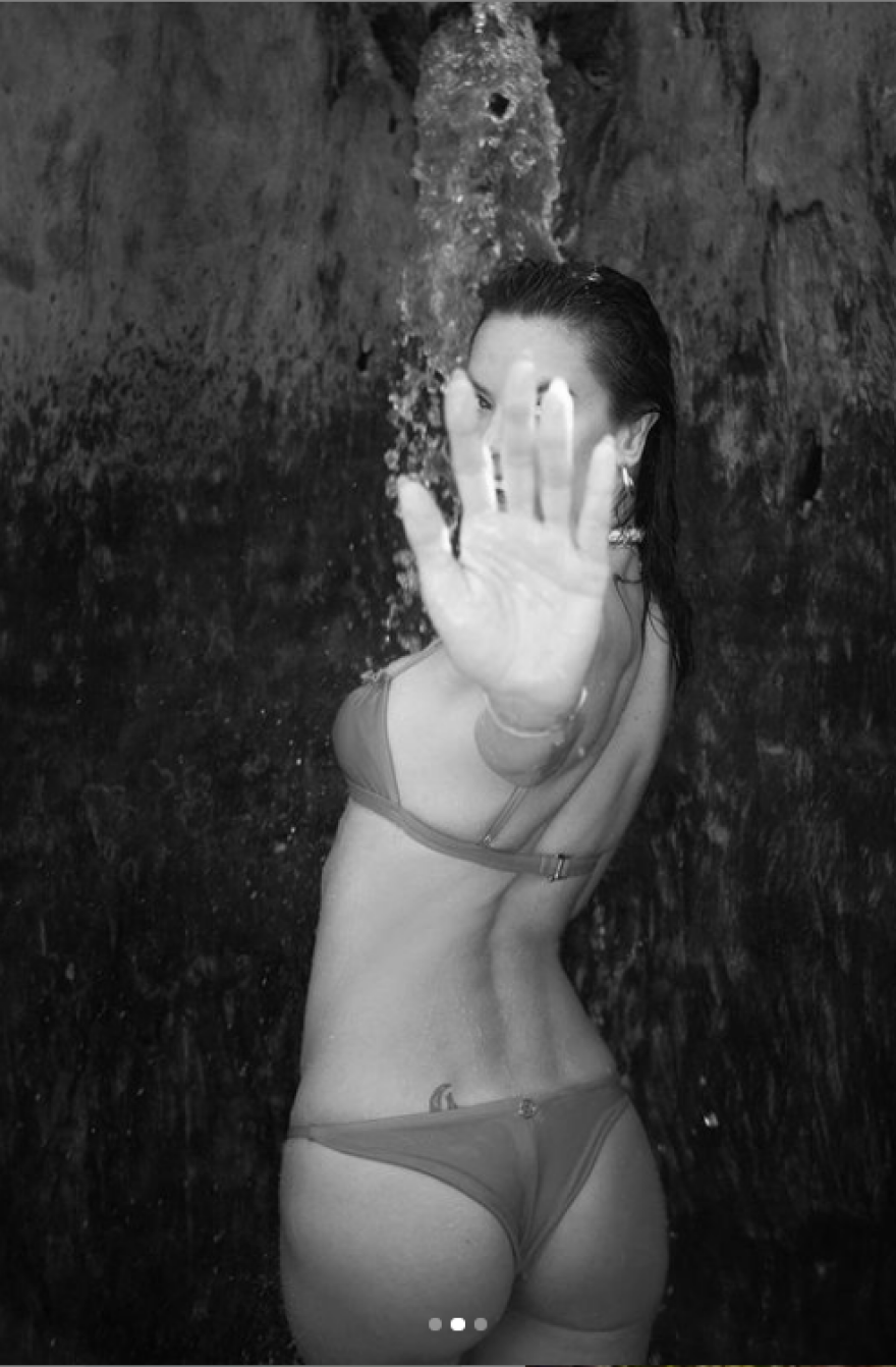 Αλεσάντρα Αμπρόσιο: Σε... ασπρόμαυρο φόντο οι νέες σέξι φωτογραφίες της στο Instagram