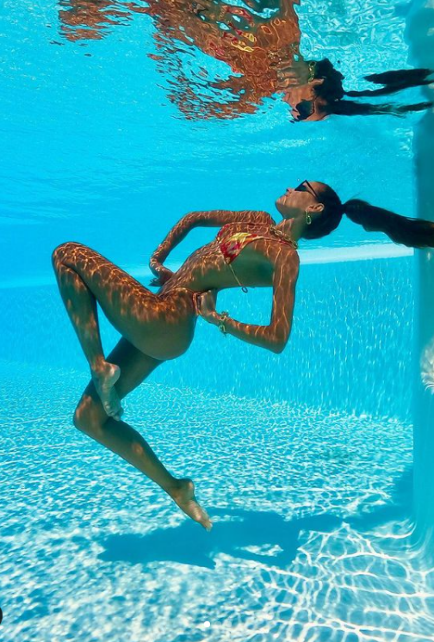 Ιζαμπέλ Γκουλάρτ: Υποβρύχιες φωτογραφίες στην πισίνα