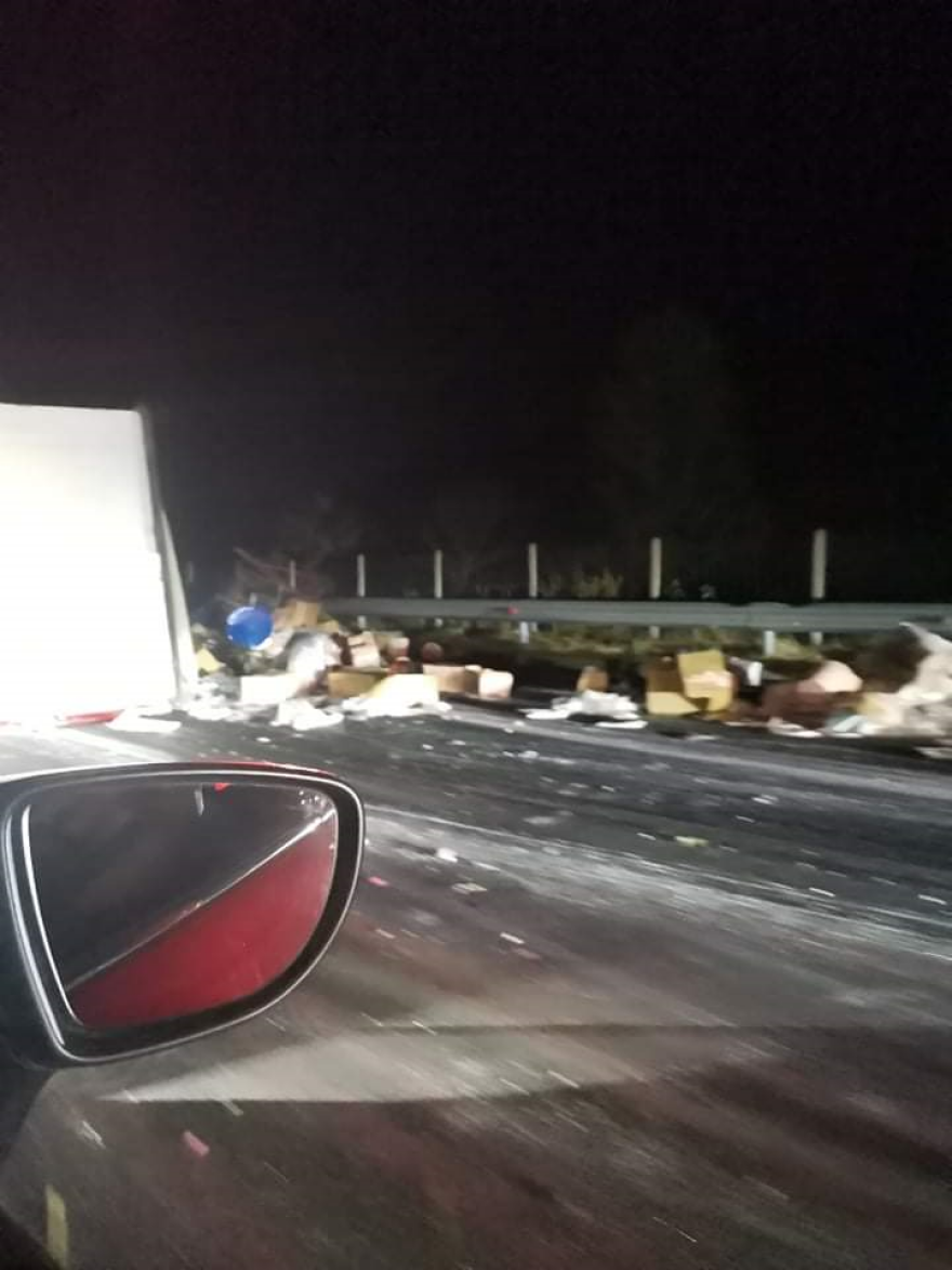 Θεσσαλονίκη: Ανατροπή νταλίκας στην Εγνατία Οδό - Δείτε φωτογραφίες 