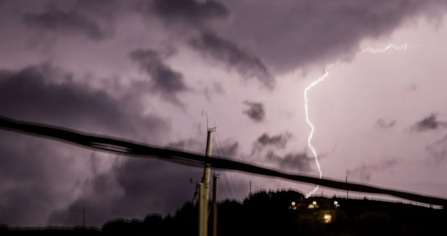 Αγρίεψε ο καιρός: Μετά τον καύσωνα και τις φωτιές «χτύπησαν» καταιγίδες, χαλάζι, κεραυνοί και δυνατοί άνεμοι