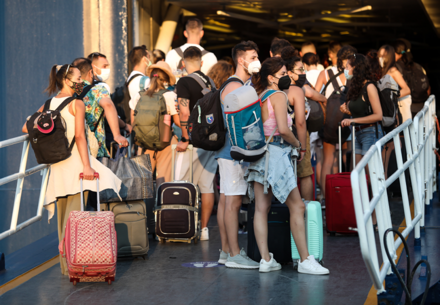 Έξοδος Δεκαπενταύγουστου: Μέτρα σε λιμάνια, αεροδρόμια - Ουρές και αυστηροί έλεγχοι από το πρωί