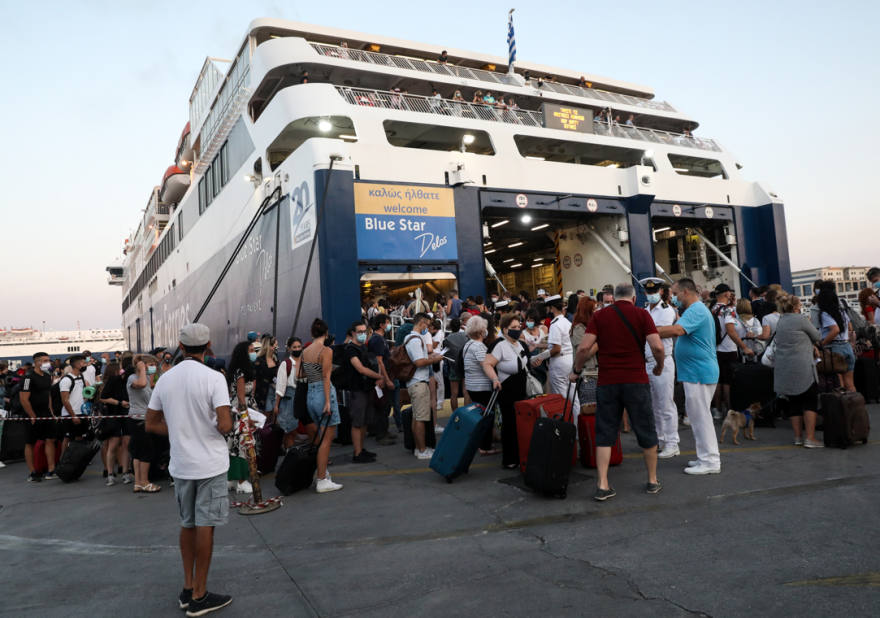 Έξοδος Δεκαπενταύγουστου: Μέτρα σε λιμάνια, αεροδρόμια - Ουρές και αυστηροί έλεγχοι από το πρωί