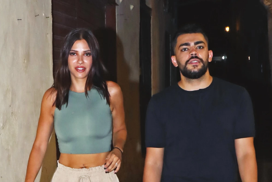 Λάουρα Νάργες - Χρήστος Σαντικάι: Είναι μαζί - Οι πρώτες φωτογραφίες με τα φιλιά τους στην αμμουδιά