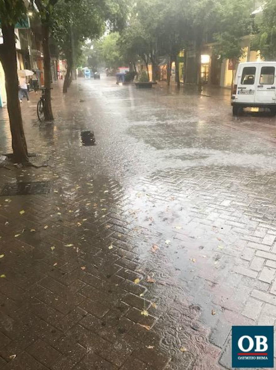 Καταιγίδες σε Λάρισα και Κατερίνη - Ποτάμια έγιναν οι δρόμοι (βίντεο και φωτογραφίες)