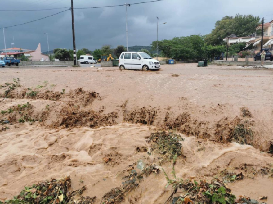 Καταιγίδες σε Λάρισα και Κατερίνη - Ποτάμια έγιναν οι δρόμοι (βίντεο και φωτογραφίες)
