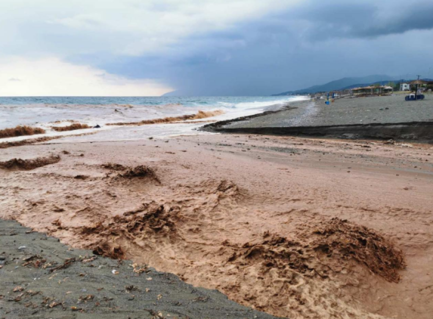 Καταιγίδες σε Λάρισα και Κατερίνη - Ποτάμια έγιναν οι δρόμοι (βίντεο και φωτογραφίες)