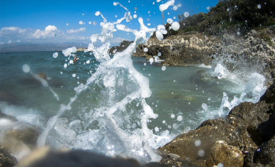 Καιρός σήμερα: Πού ενισχύονται οι άνεμοι, νέοι χάρτες του meteo