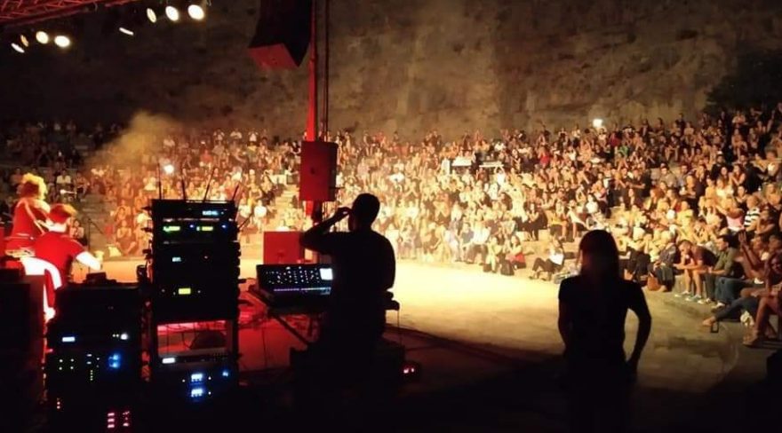 Λιβαδειά: Μεγάλη συναυλία με συνωστισμό και χορό - Δείτε βίντεο και φωτογραφίες