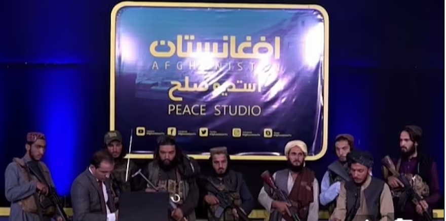 Ταλιμπάν εισέβαλαν σε στούντιο κι ανάγκασαν δημοσιογράφο να τους... αποθεώσει - Δείτε βίντεο